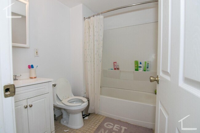 Building Photo - BU Housing - 4Bed 1.5Bath in Brookline - 9/1/26 (H&HW Included - Parking Available)