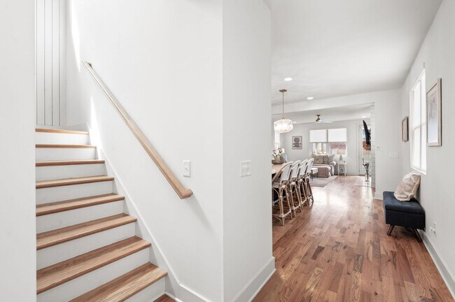 Building Photo - Stunning 3BE/3BA in one of Nashville's hot...