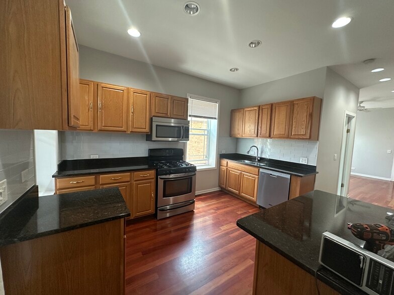 Kitchen - 2216 W Belmont Ave