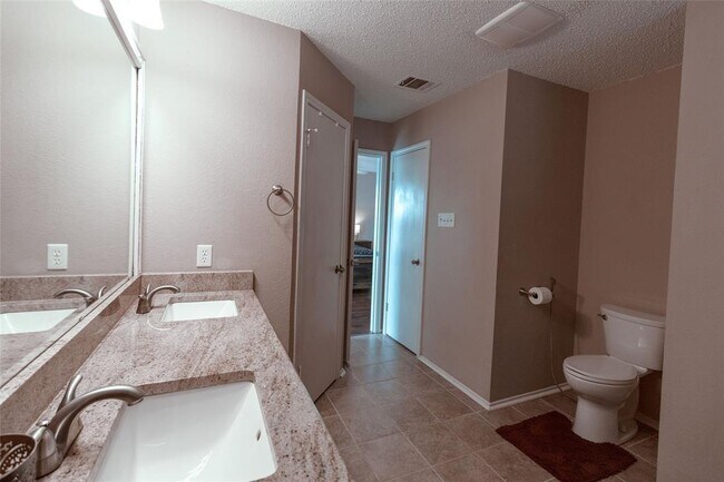 Building Photo - 3905 Lemos Dr