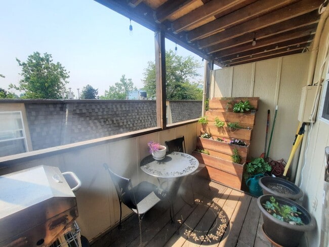 Building Photo - Central a/c & heating | Off-street parking | Close to downtown Golden