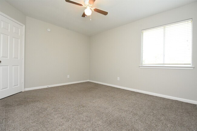 Building Photo - 21603 Falvel Lake Dr