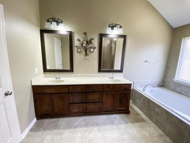 Building Photo - 113 Terravista Trl