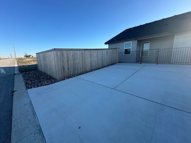 Building Photo - AVAILABLE NOW!