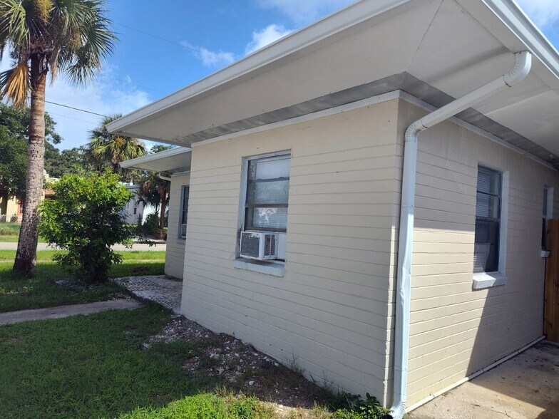Building Photo - 318 N Oleander Ave