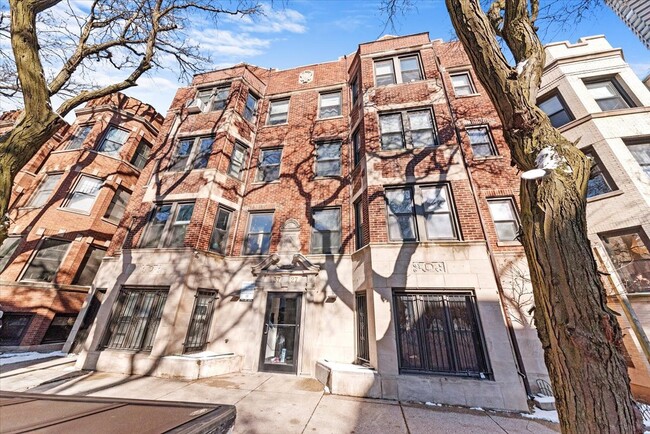 Primary Photo - 3727 N Pine Grove Ave