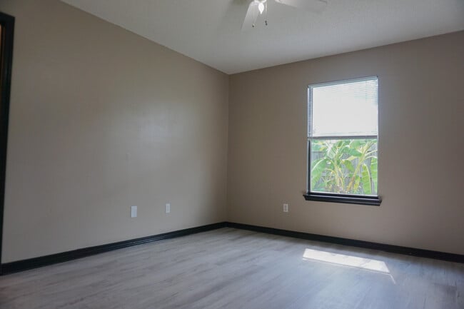 Building Photo - 322 Apple Dr