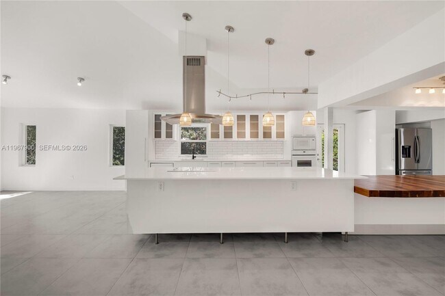 Building Photo - 801 NE 118th St