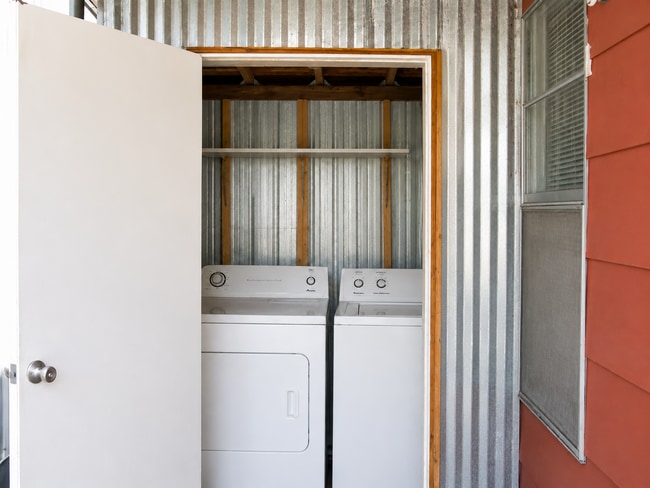 Building Photo - Charming Studio Apartment in Hyde Park – Private Yard, Wood Floors & Onsite Laundry