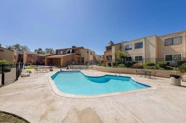 Building Photo - 1 Bedroom Bonita Condo Furnished/Unfurnished With Upgrades