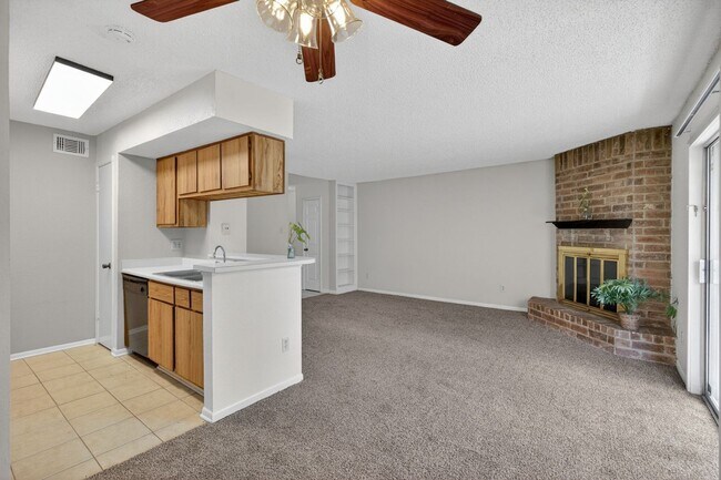 Building Photo - Charming 1BR Condo in Houston