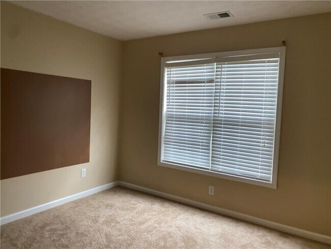 Building Photo - 3400 Palm Cir