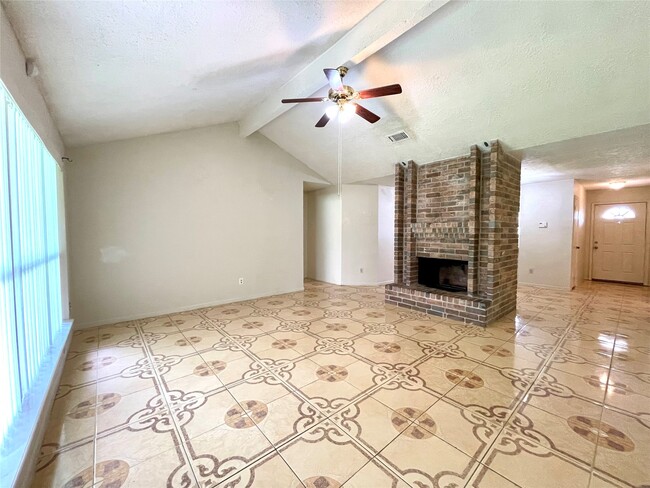 Building Photo - 6310 Star Lake Dr