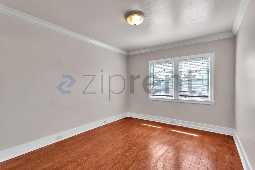 Building Photo - Unit