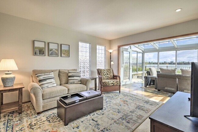 Building Photo - 2606 Bayview Dr
