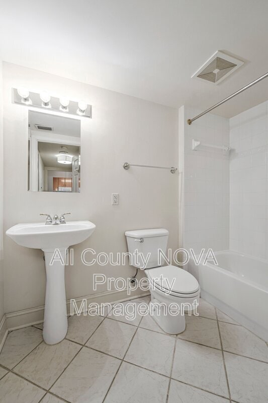 Building Photo - 11776 Stratford House Pl