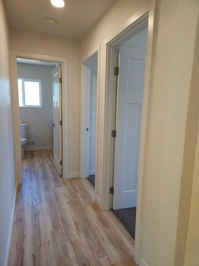 Building Photo - 3Bd/2.5Ba Single Story Home-For viewing!