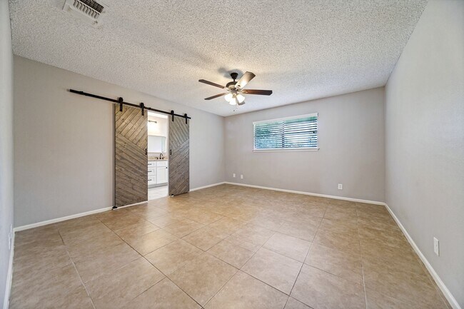 Building Photo - 313 Sagecrest Dr