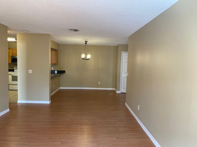 Building Photo - MUST SEE! Great 2/2 Condo in Oxford Square...