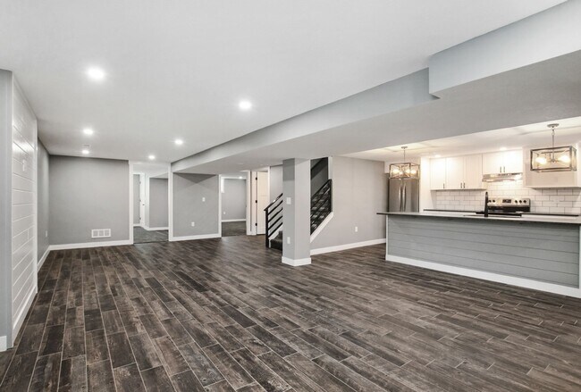 Building Photo - 1801 Elaine Dr