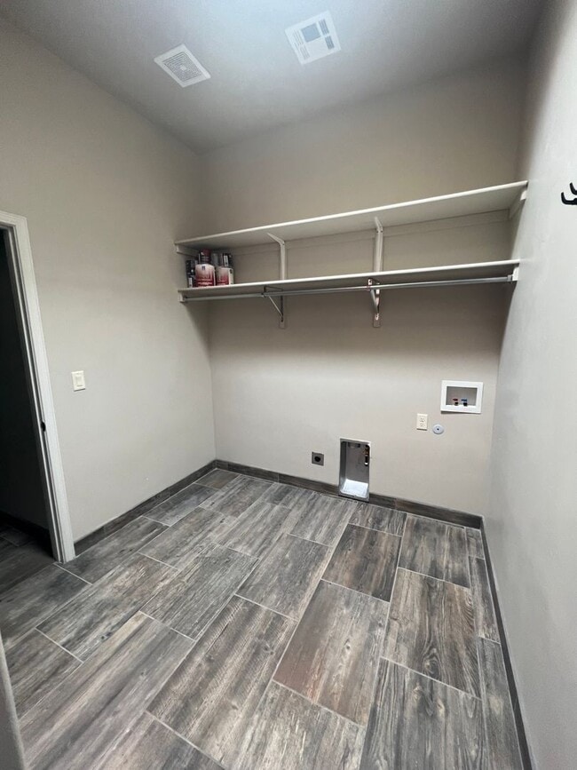 Building Photo - Nice Townhome in Gated Community with Pool...