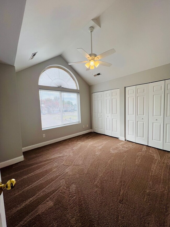 Building Photo - RENOVATED 4 bed 3.5 bath Duplex - Availabl...