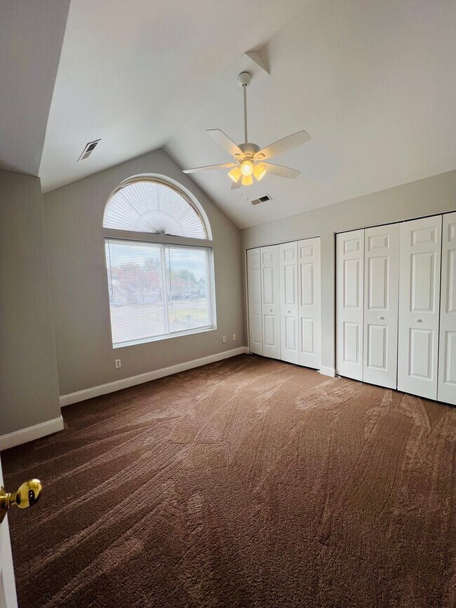 Building Photo - RENOVATED 4 bed 3.5 bath Duplex - Available for IMMEDIATE move in