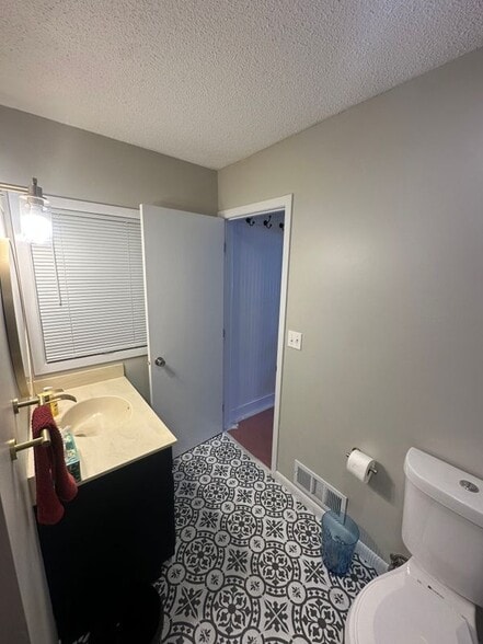 Building Photo - 321 Harrison St W