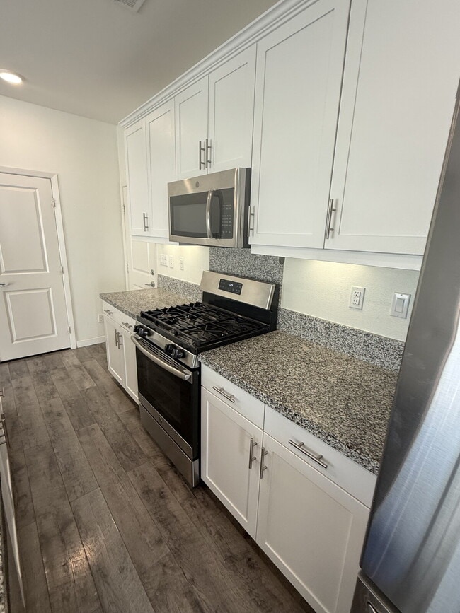 Building Photo - $500 OFF MOVE IN - Must take possession within 14 days.  Located in the desirable Vista Bella com...