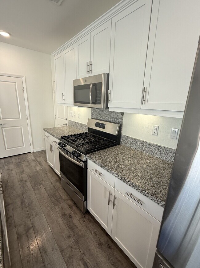 Building Photo - Located in the desirable Vista Bella community!   Don't miss the opportunity to make this your dr...