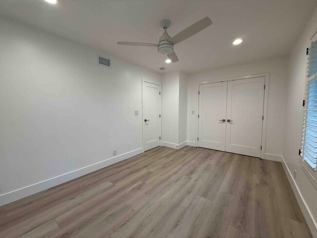 Building Photo - Gorgeous Remodeled 2 Bed in Campus Commons