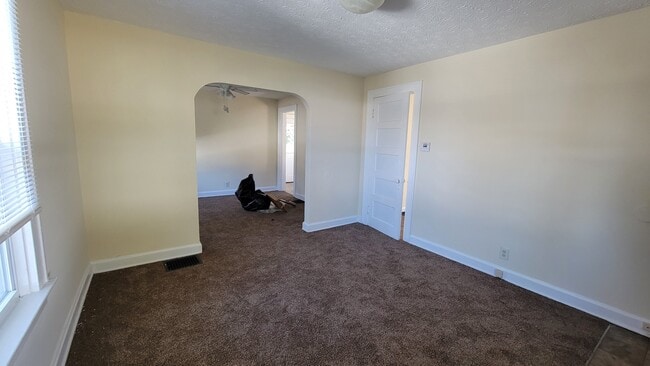 Building Photo - 102 Kenworth Ave