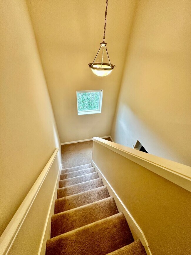 Building Photo - Beautiful 6-bedroom 4-bathroom home in an upscale neighborhood in the Sexton Mountain section of ...