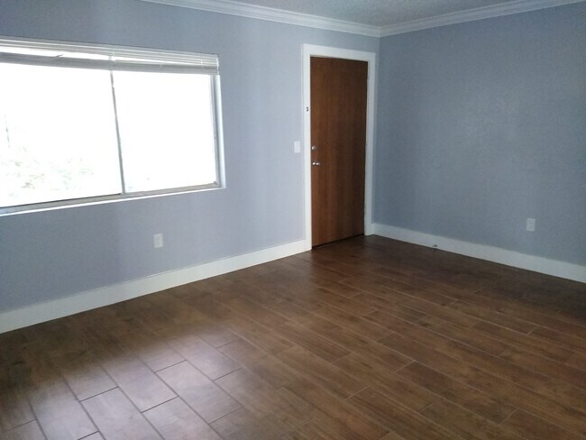 Building Photo - Blue Pointe