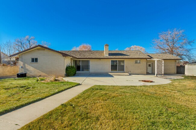 Building Photo - 450 N 500 E