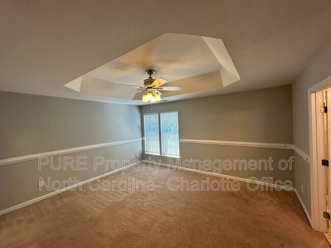 Building Photo - 6033 Queens Walk Ct