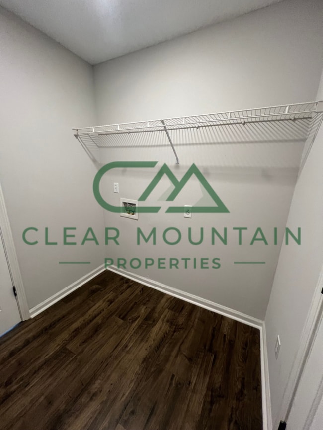 Building Photo - Fully Renovated 4 Bedroom Home – Convenien...