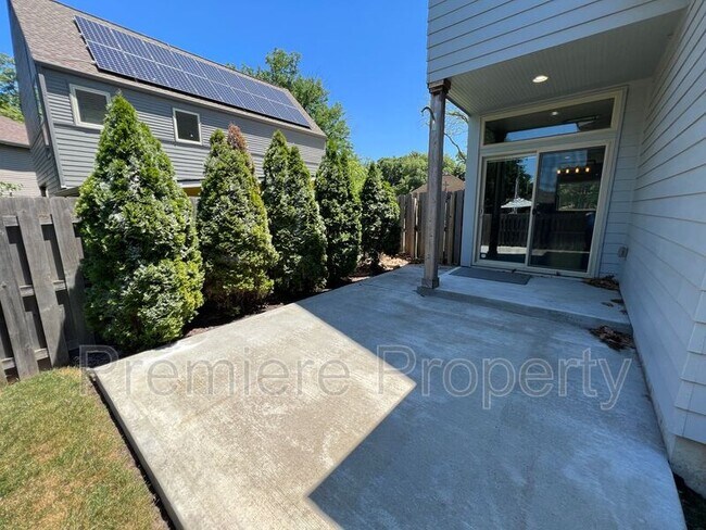 Building Photo - 2729 Charlotte St