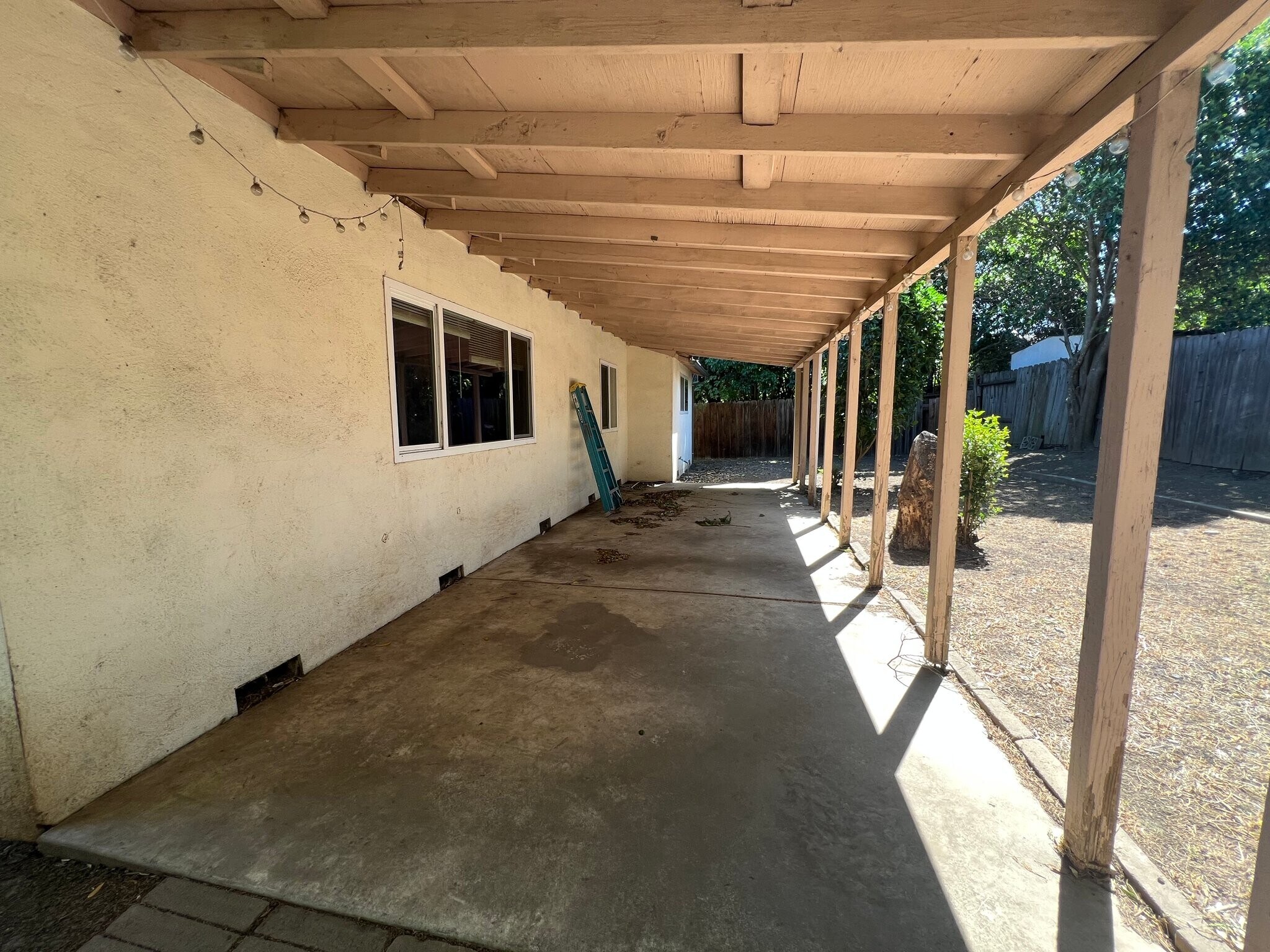 Building Photo - 1584 Amapola St