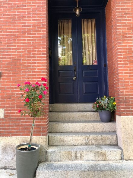 Entrance to brownstone - 41 Beacon St