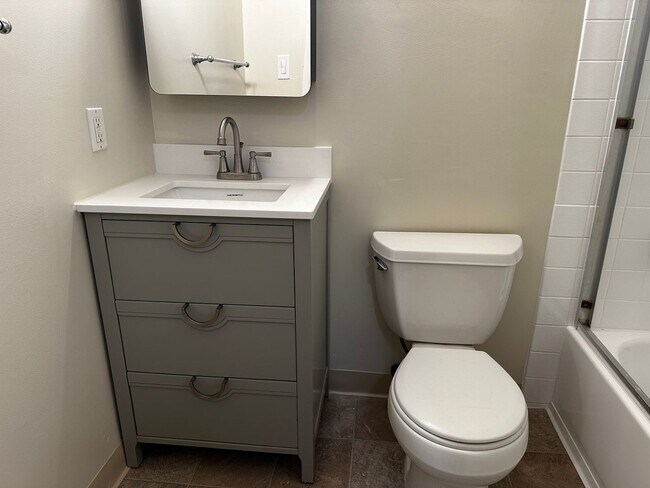 Building Photo - Bright 2 Bedroom 1 Bath Condo in Cambrian Area