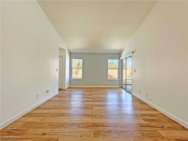 Building Photo - 2746 Sandalwood Ave