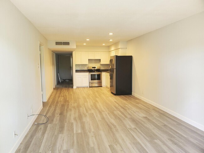 Building Photo - 1214 Hi Stirrup