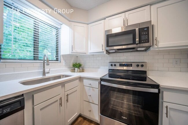 Building Photo - 3190 Griggsview Ct