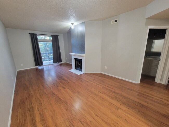 Building Photo - Fabulous Remodeled 2 bedroom , 2 bath Remodeled Condo in Country Club Greens