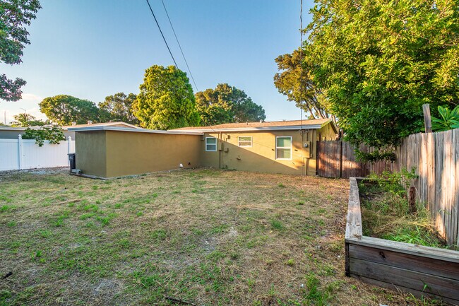 Building Photo - 954 Omar Rd