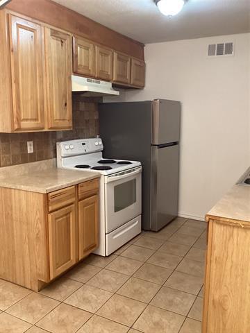 Building Photo - 214 Locust St S