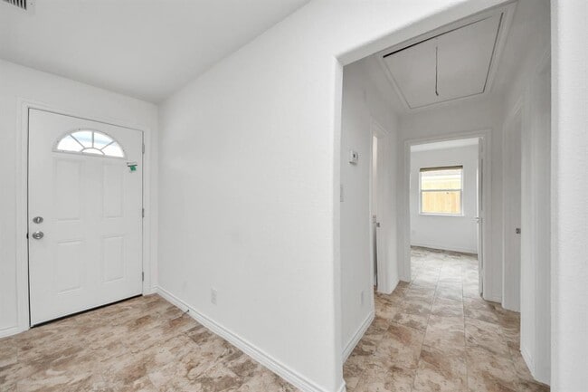 Building Photo - 226 Victoria Dr
