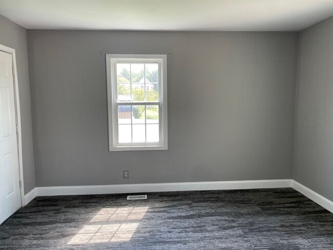 Building Photo - 3-4 Bed with 2 full baths and 2 car garage...