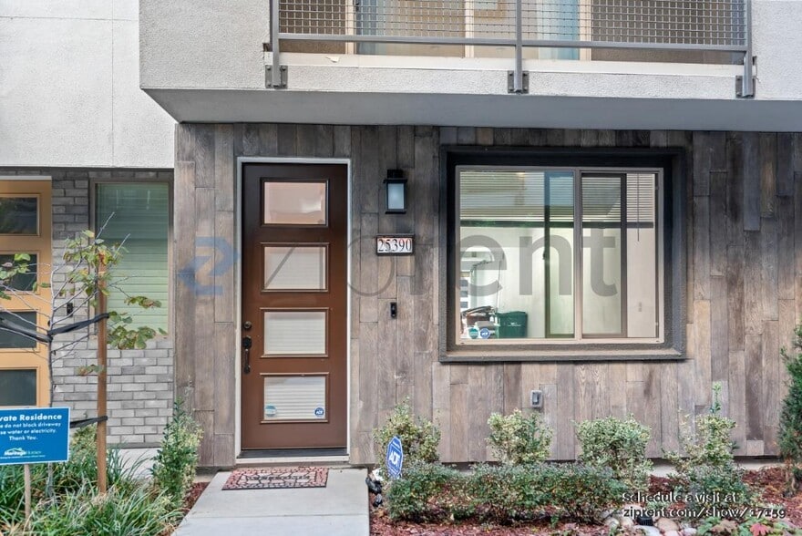 Building Photo - 25390 Parklane Dr